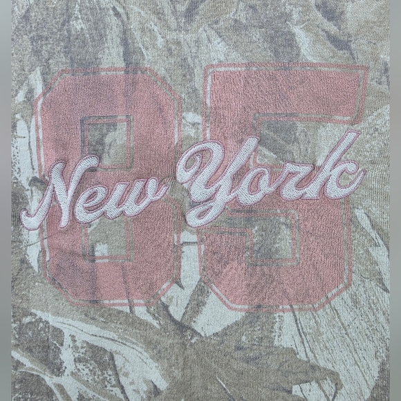 Hollister Camo New York Cotton T-shirt Women's Size Medium Pink Camo - Picture 3 of 6
